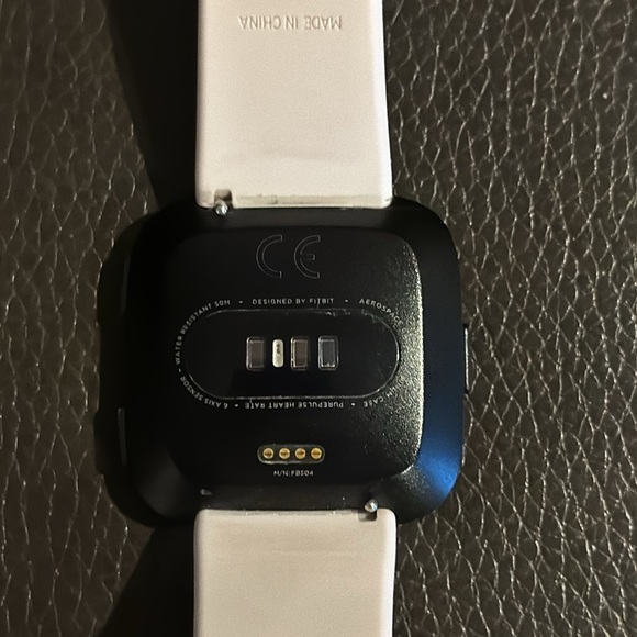 Fitbit Versa - Picture 3 of 3